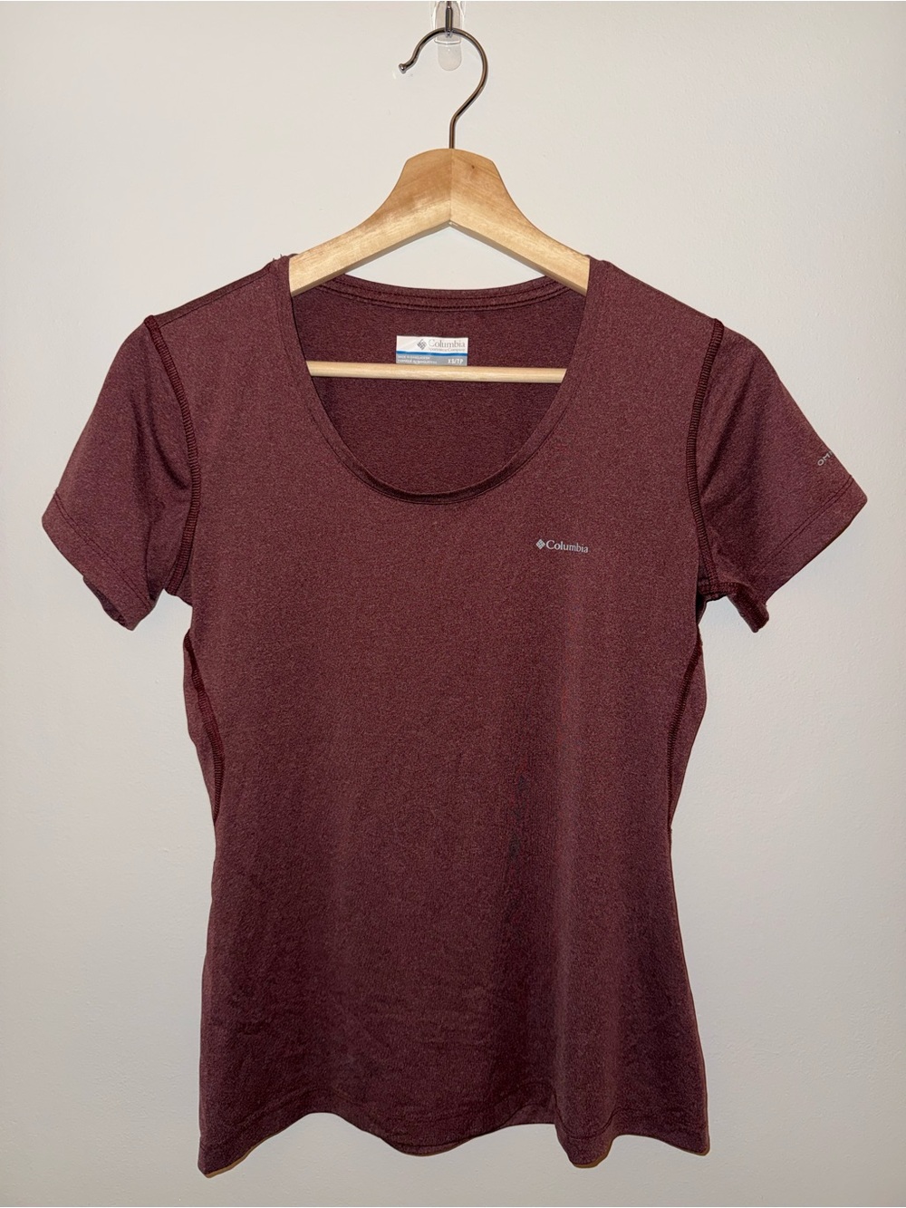 Columbia Women’s Short Sleeve Scoop Neck Tee in Maroon